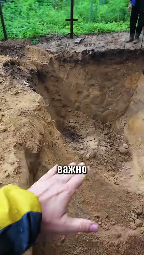 Измерение глубины котлована для газгольдера